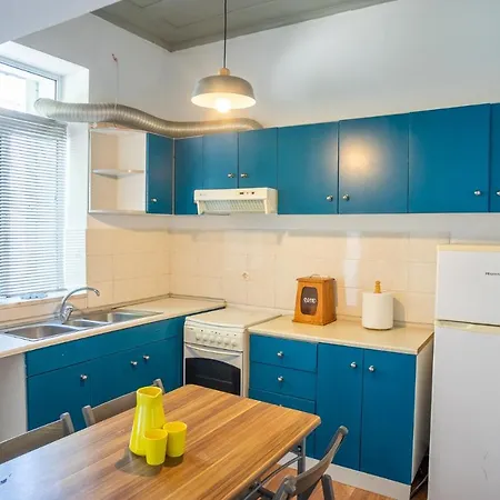 Cozy House With Flowery Courtyard In Notable Location Vakantiehuis *