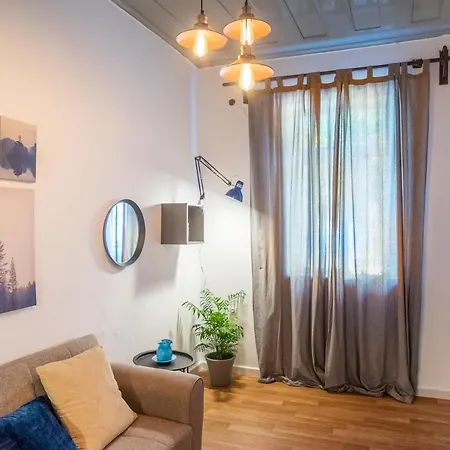 Vakantiehuis Cozy House With Flowery Courtyard In Notable Location
