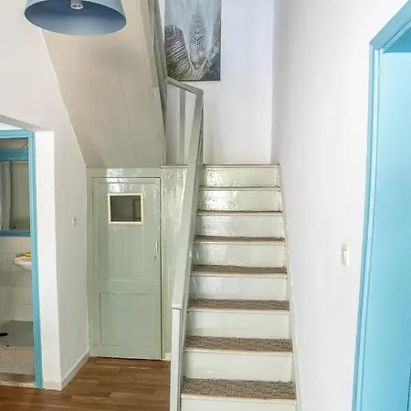 Vakantiehuis Cozy House With Flowery Courtyard In Notable Location *